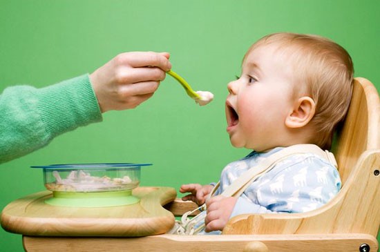 Trẻ cần ăn dặm đúng độ tuổi để hạn chế biếng ăn