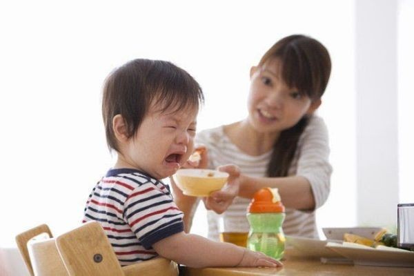 Ép, quát mắng trẻ khi ăn dễ dẫn đến tình trạng trẻ biếng ăn