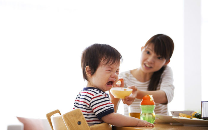 Trẻ lo sợ khi bị ép ăn