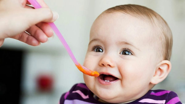 Dinh dưỡng cho bé 5-6 tháng tuổi cần tuân thủ nguyên tắc gì?