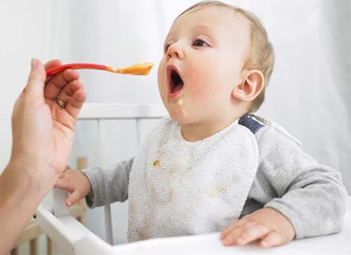 Có nên cho trẻ 3 - 4 tháng ăn dặm không?