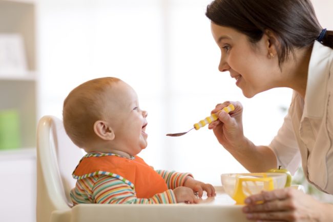 Cần tạo không khí thoải mái giúp trẻ ăn ngon miệng hơn