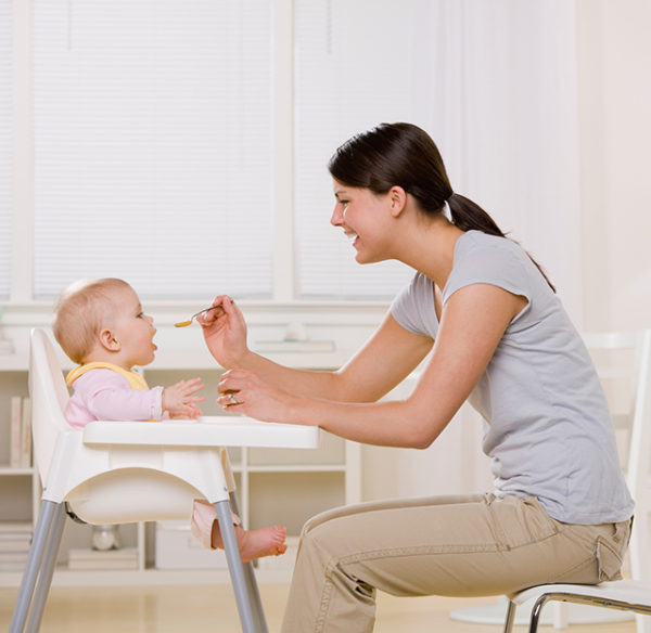Ép bé ăn quá mức sẽ khiến bé cảm thấy sợ ăn