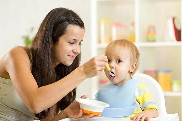 Thời điểm thích hợp cho bé ăn dặm là khi nào
