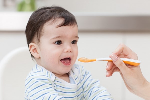 Trẻ 5 – 6 tháng tuổi nên ăn 2 bữa bột mỗi ngày